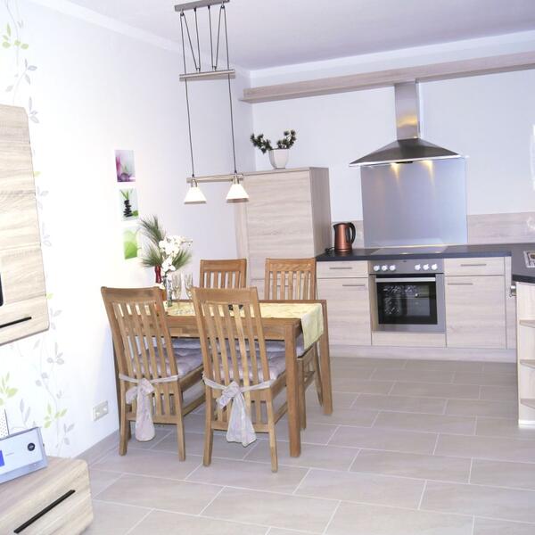 Moderne, vollausgestattete Küche und gemütlicher Essplatz