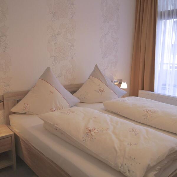 Hier erleben Sie die absolute Nachtruhe im Schlafzimmer mit Zugang zum Balkon und 2. TV