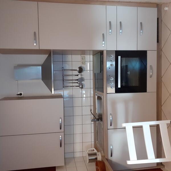 Küche mit Spülmaschine