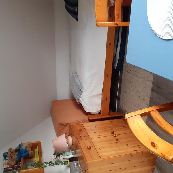 kleines Schlafzimmer mit großen Betten