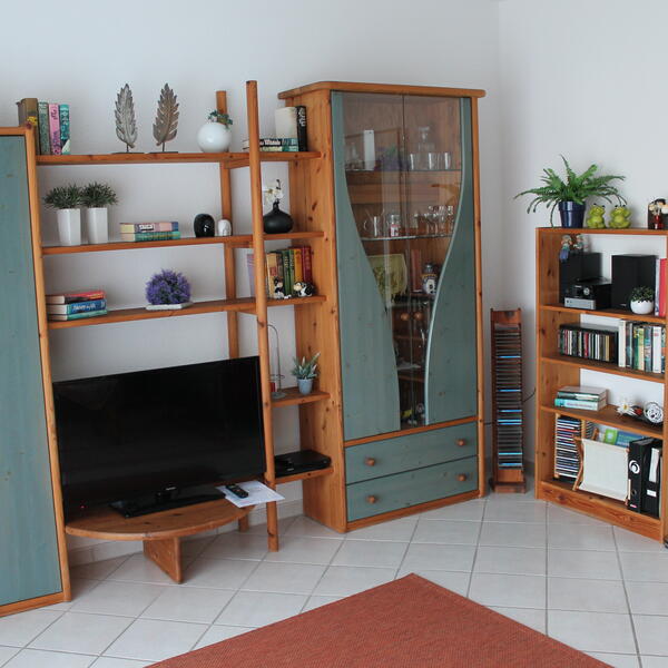 Wohnzimmer, großer Flachbildschirm und DVD-Player