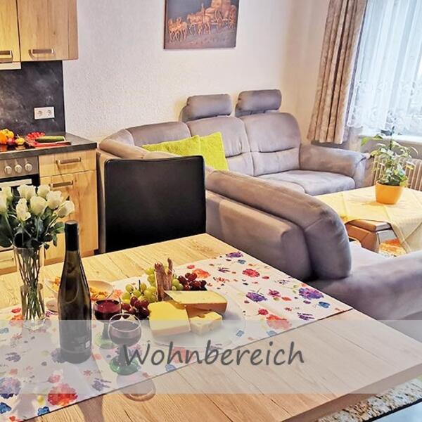 Ferienwohnung Blumenzauber Essbereich mit Sofa