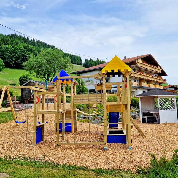 Auf unserem hauseigenen Spielplatz können die Kinder unbeschwert toben