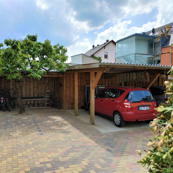 PKW Stellplätze und überdachte E-Bike Stellplätze