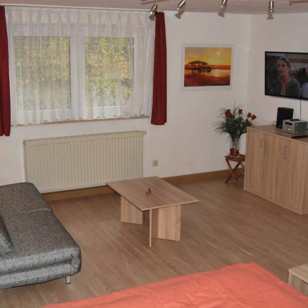 Sitzgruppe mit Schlafcouch im Schlafzimmer