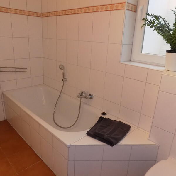 Bad mit Wanne im Keller