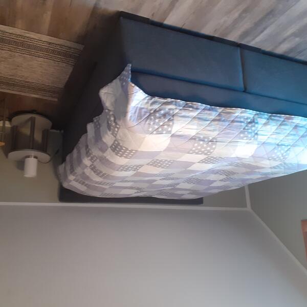 großes Schlafzimmer mit Boxpringbett