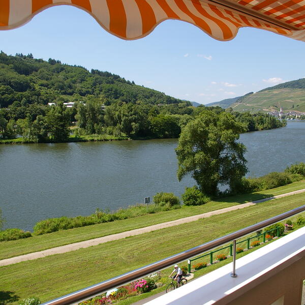 Der Balkon liegt in Südwest Lage mit Mittag-und Abendsonnen
