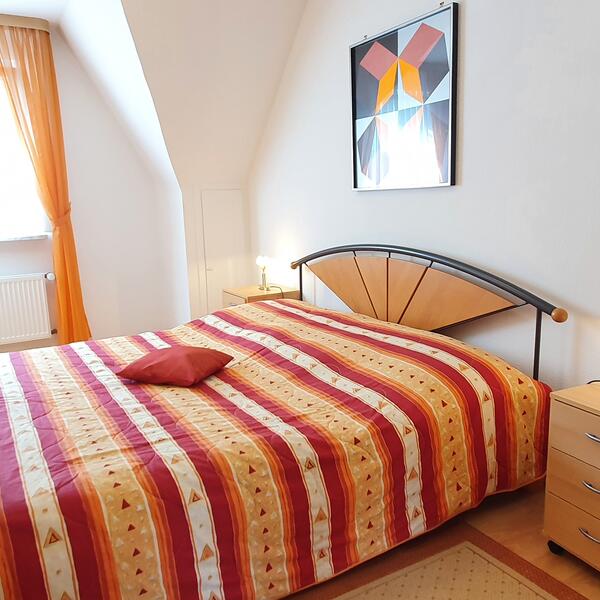 Schlafzimmer mit großem Doppelbett 180x200