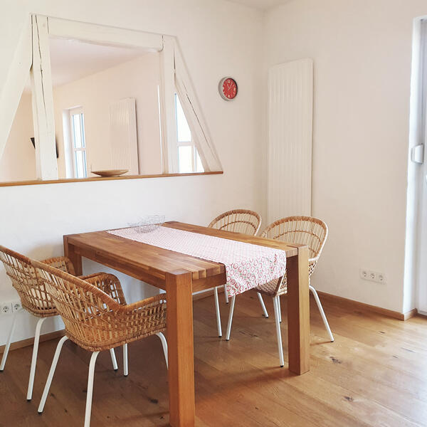 Essplatz mit Blick aufs Wasser