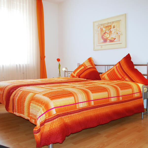 Schlafzimmer mit großem Doppelbett 180x200