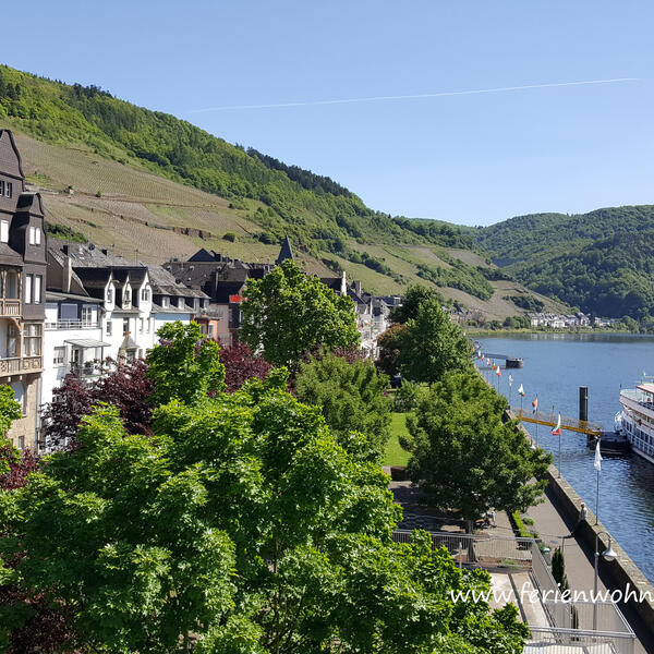 Moselpromenade der Altstadt Zell