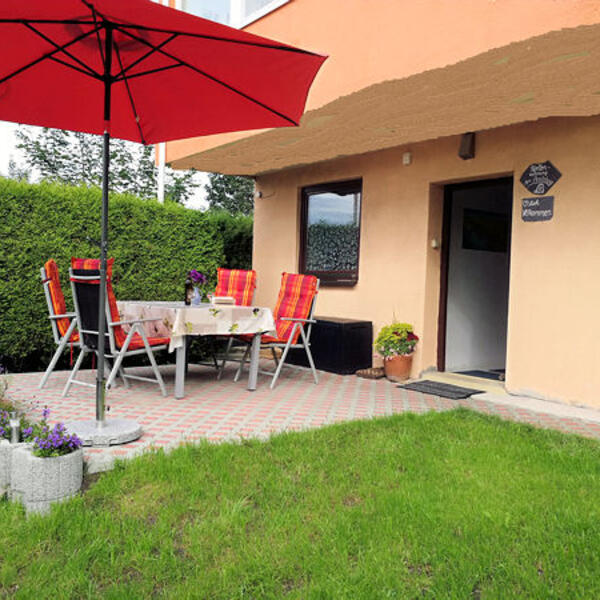 Terrasse mit Gartenmöbeln vor der FeWo 