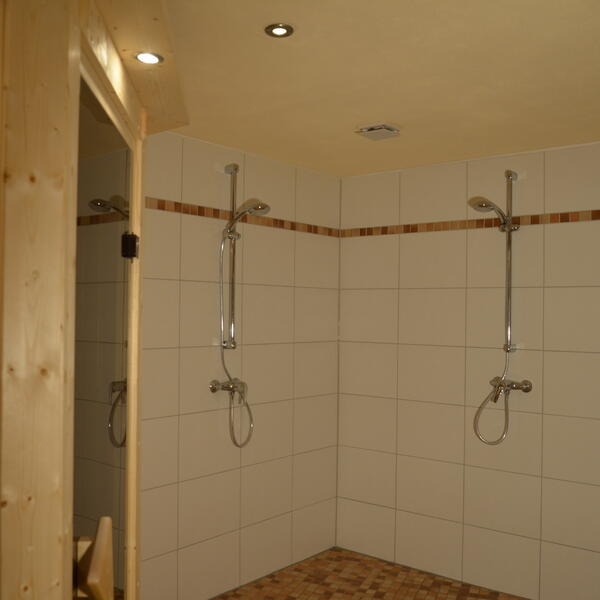 Bad mit Sauna 2 WB und 2 Duschen und WC