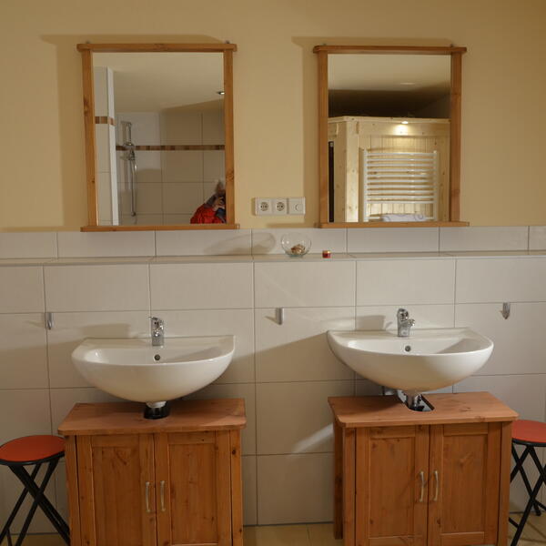 Bad mit Sauna 2 WB und 2 Duschen und WC