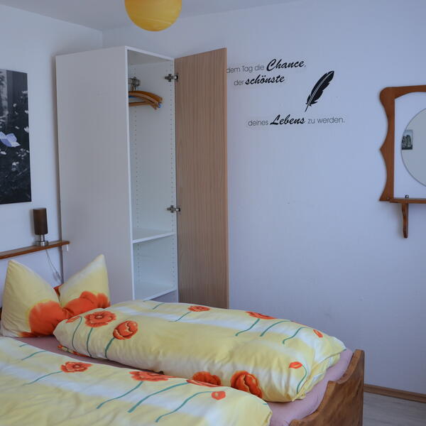 Haus 1 mit 2 getr. Schlafzimmern und je Zimmer mit 2 guten einsel Matratzen.l