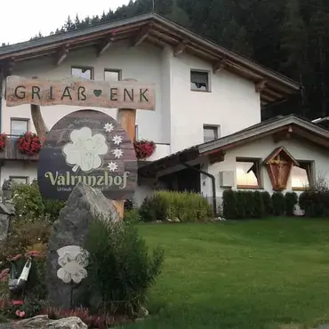 Direkt an der Seilbahn Bauernhof  Valrunzhof****